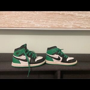 Boys Nike Air Jordan Retro 1 High
OG - size 8C